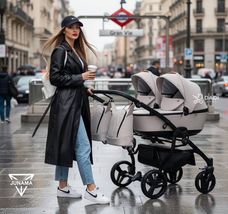 Mobilny wózek dla bliźniąt 3w1 Junama w codziennym użyciu w miejskiej przestrzeni.